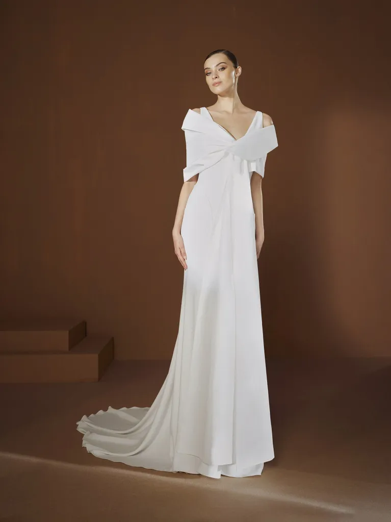 Abito-da-sposa-a-sirena-Elisabetta-Franchi-con-scollo-a-V-in-crepe-e-senza-maniche