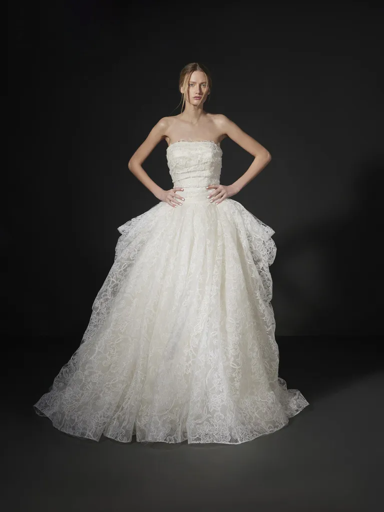 Abito-da-sposa-principessa-Vera-Wang-decollete-a-cuore-in-pizzo-roux