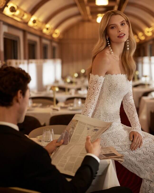 Elegante abito da sposa AIRE Barcelona lungo, linea ad A, confezionato in tulle morbido impreziosito da intarsi di pizzo e strass - veredia