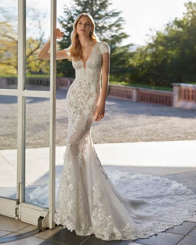 Abito-da-sposa-sirena-AIRE-Barcelona-lungo-di-pura-fantasia-confezionato-in-pizzo-con-applicazioni-di-strass-velmat