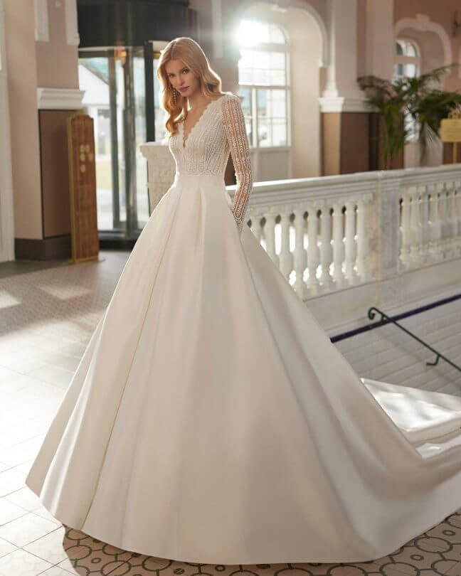 Elegante abito da sposa AIRE Barcelona lungo, linea ad A, confezionato in tulle morbido impreziosito da intarsi di pizzo e strass - veredia